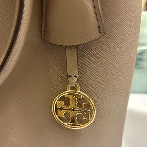 New without tags. Robinson triple compartment tote. No signs of wear